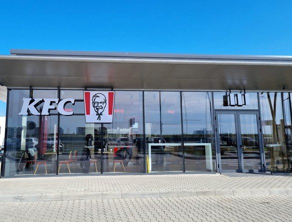 KFC direct de la benzinărie. Cum arată restaurantele de 400.000 de euro din peco