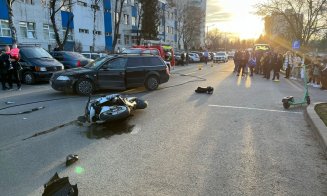 Accident cu o motocicletă și o mașină în Mănăștur. Un bărbat a fost dus la spital