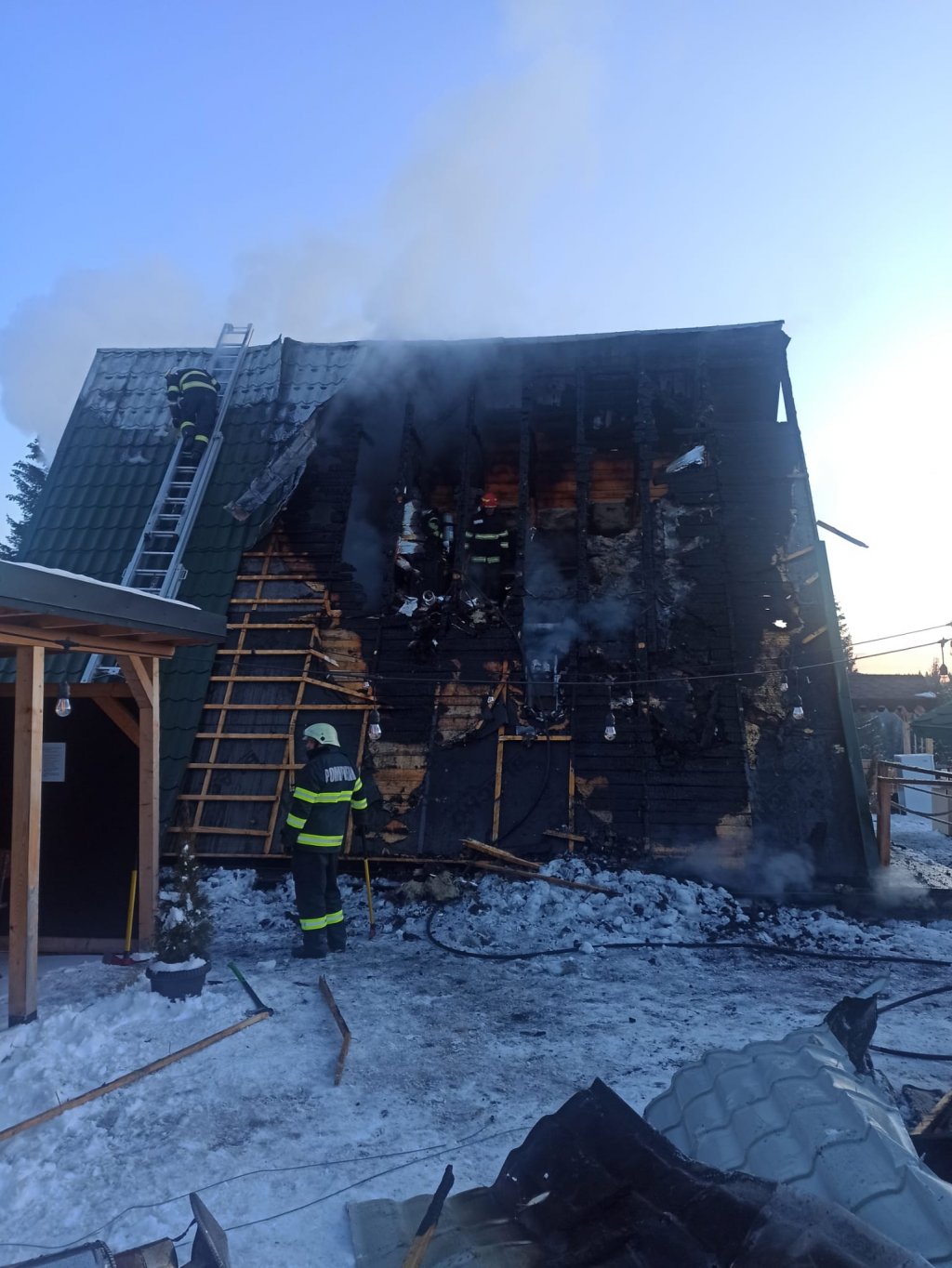 Incendiu în Mărișel. Flăcările au făcut scrum o cabană. De la ce a pornit focul