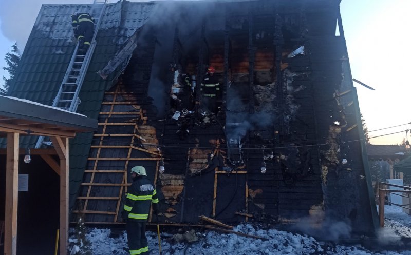 Incendiu în Mărișel. Flăcările au făcut scrum o cabană. De la ce a pornit focul