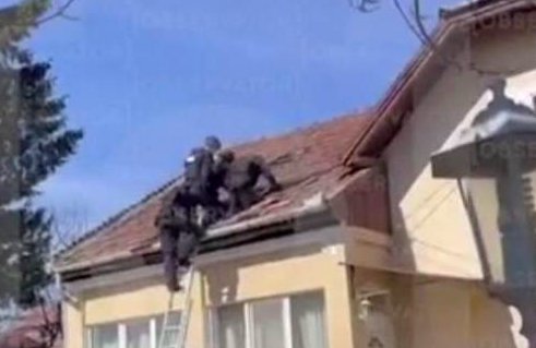 Cum a reușit poliția să captureze americanul care urcase pe acoperișul casei. Bărbatul își sechestrase nevasta
