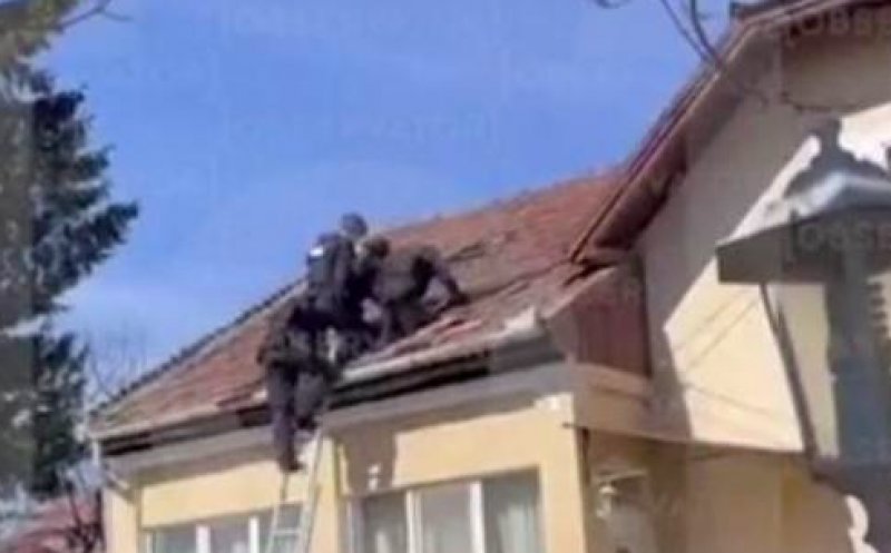Cum a reușit poliția să captureze americanul care urcase pe acoperișul casei. Bărbatul își sechestrase nevasta