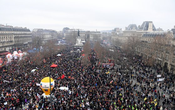 Greve în toată Franța după ce legea controversată a creșterii vârstei de pensionare a fost anunțată spre promulgare