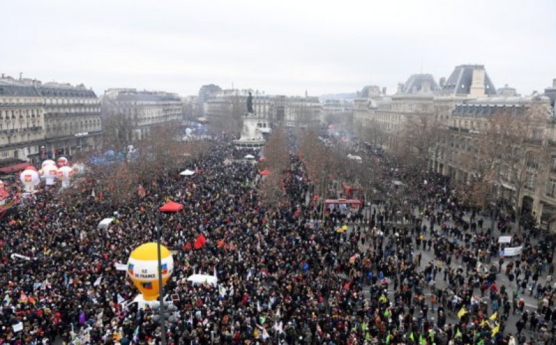 Greve în toată Franța după ce legea controversată a creșterii vârstei de pensionare a fost anunțată spre promulgare
