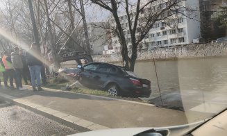 Autoturism "eșuat" pe malul Someșului, aproape de Cluj Arena. Doar un copac l-a oprit pe șofer să ajungă în apă