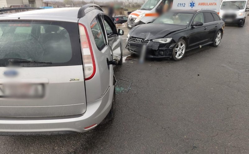 ACCIDENT cu două mașini pe un bulevard din Cluj-Napoca. Două persoane au primit îngrijiri medicale