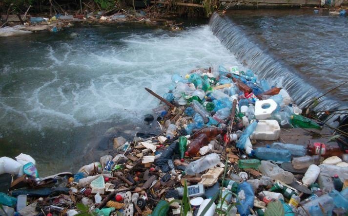 Boc, supărat pe cei din amonte pentru mizeria din Someș: Suntem inundați de deșeuri! Ce mare filosofie în secolul ăsta să știm că nu mai aruncăm în apă sticle, badoage sau cârpe