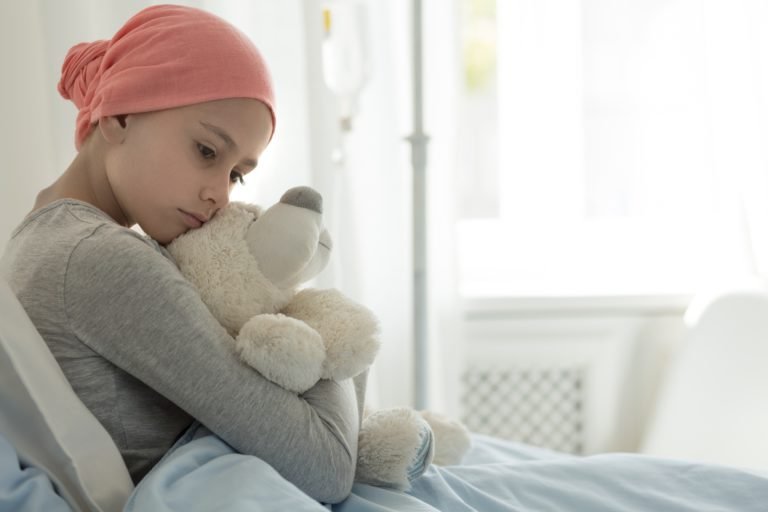 Ziua de Cluj | „Capul sus!”, campanie dedicată fetițelor și adolescentelor care şi-au pierdut părul după chimioterapie. Se strâng fonduri pentru peruci