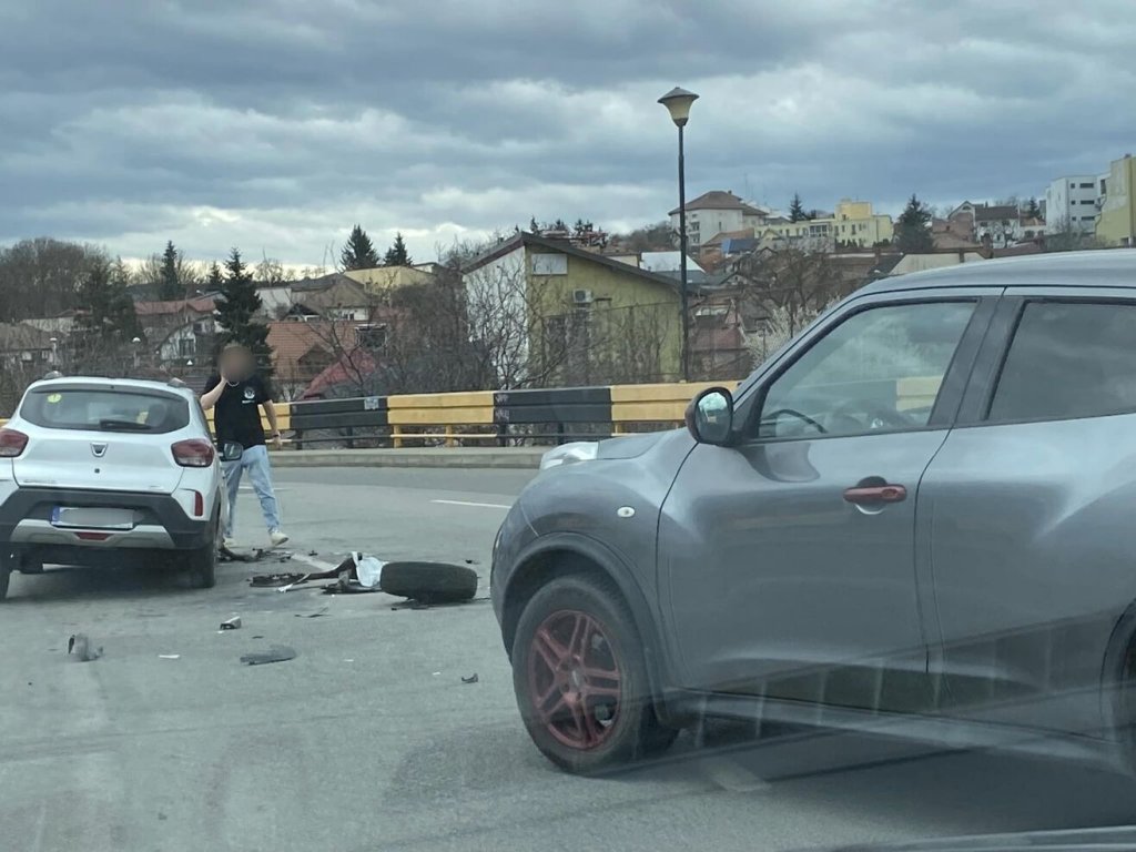 Cluj: Accident pe podul de la gară. În urma impactului, uneia dintre mașini i-a zburat o roată