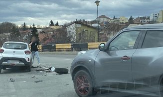 Cluj: Accident pe podul de la gară. În urma impactului, uneia dintre mașini i-a zburat o roată