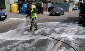 Continuă spălarea străzilor din Cluj-Napoca. Pe străzi se dă cu detergent în acest weekend