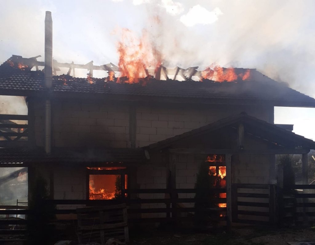 Incendiu Cluj: Casă cu etaj, mistuită de flăcări/ De la ce a pornit focul