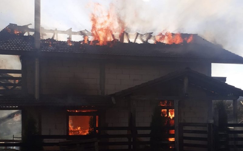 Incendiu Cluj: Casă cu etaj, mistuită de flăcări/ De la ce a pornit focul