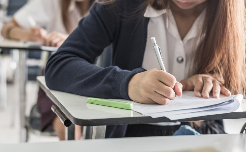 A început simularea examenului de BAC. Elevii dau astăzi proba scrisă la Limba română