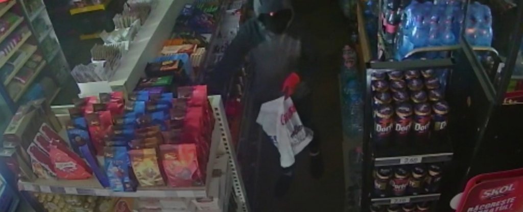 Cluj: Cu cagulă și mănuși, la furat mâncare. Hoț prins în flagrant de patronul magazinului