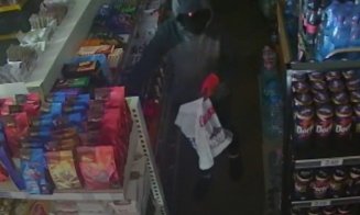 Cluj: Cu cagulă și mănuși, la furat mâncare. Hoț prins în flagrant de patronul magazinului