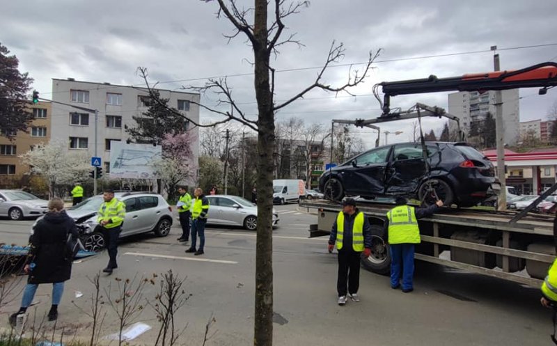 Accident pe Plopilor! Coliziune brutală între două mașini. A fost nevoie de intervenția ISU