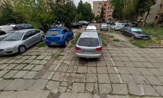 Mănășturenii strâng bani pentru pietriș ca să acopere gropile uriașe din drumul neasfaltat. Chiar în fața blocului: ”Aici e mai rău ca la țară...”