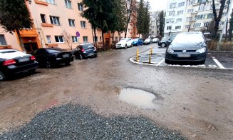 Mănășturenii strâng bani pentru pietriș ca să acopere gropile uriașe din drumul neasfaltat. Chiar în fața blocului: ”Aici e mai rău ca la țară...”