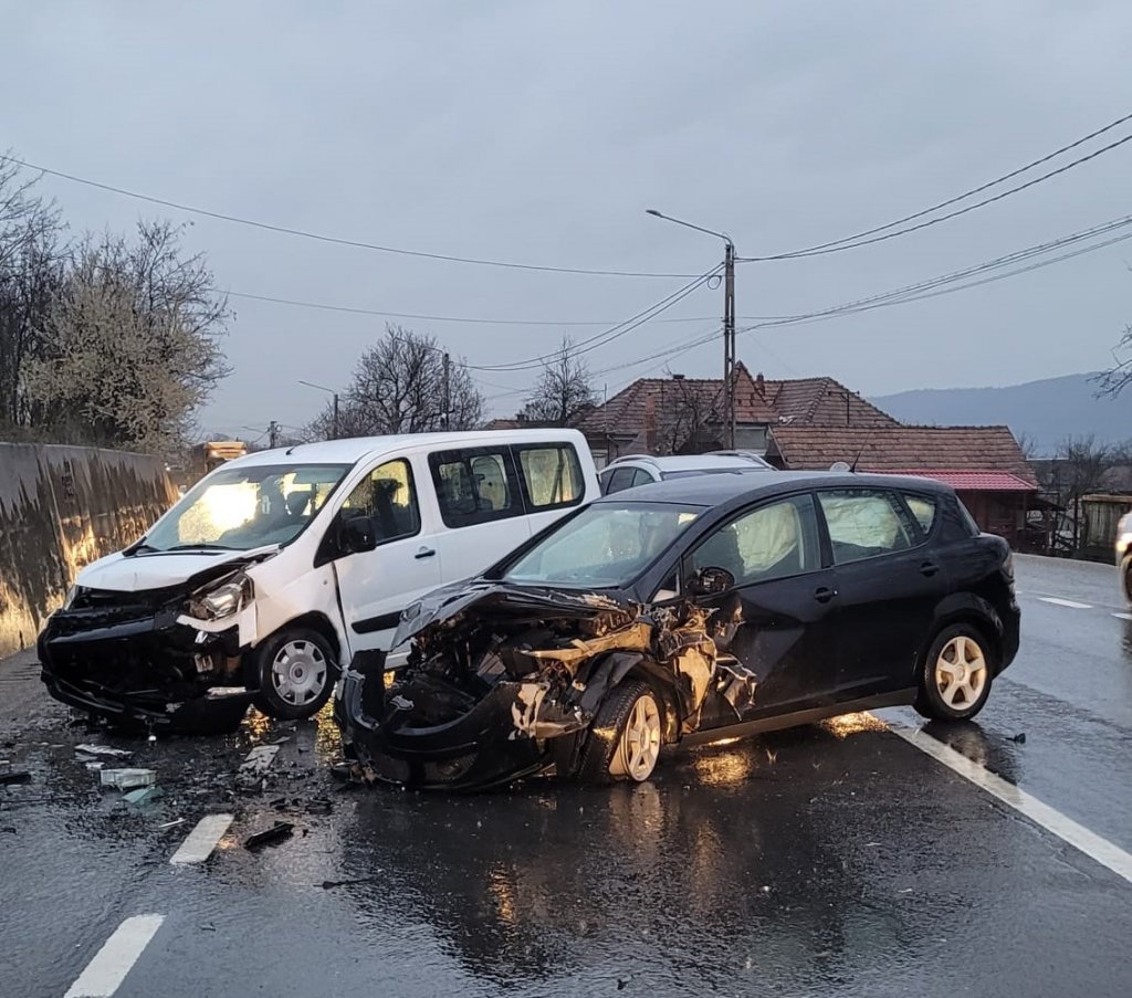 DAUNĂ TOTALĂ! Accident cu trei mașini pe drumul Cluj - Gherla