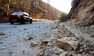 Căderi de pietre de pe versanţi pe DN 7, în Vâlcea. Două maşini avariate, trafic îngreunat