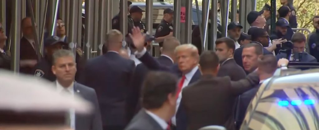 Trump se predă acum în fața Curții din Manhattan. Devine primul preşedinte acuzat penal din istoria SUA