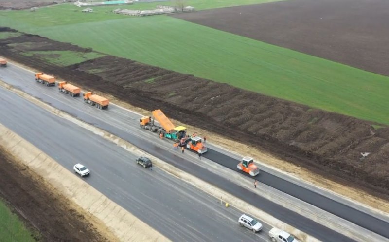 Progrese pe cea mai așteptată autostradă din România. UMB a turnat primul strat de asfalt