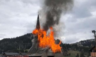 Biserică de lemn în stil maramureşean, mistuită de flăcări în duminica Floriilor