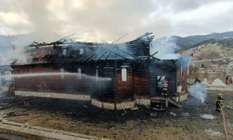 Biserică de lemn în stil maramureşean, mistuită de flăcări în duminica Floriilor