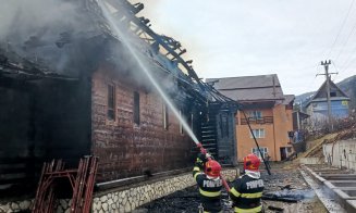 Biserică de lemn în stil maramureşean, mistuită de flăcări în duminica Floriilor