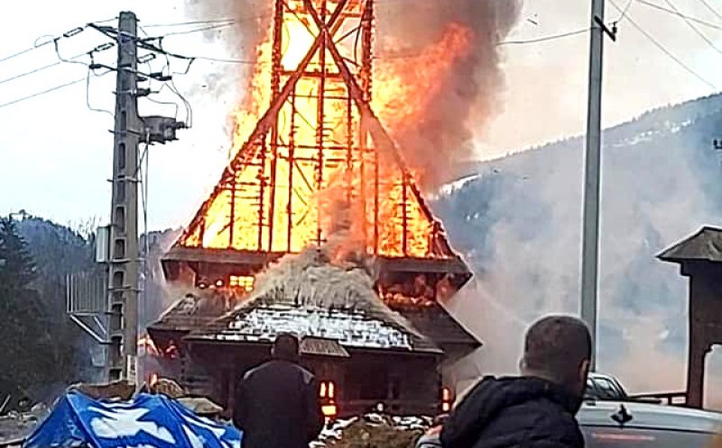 Biserică de lemn în stil maramureşean, mistuită de flăcări în duminica Floriilor