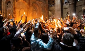 Lumina Sfântă s-a aprins la Ierusalim, în prezența a mii de creștini. Ajunge în această seară și în România