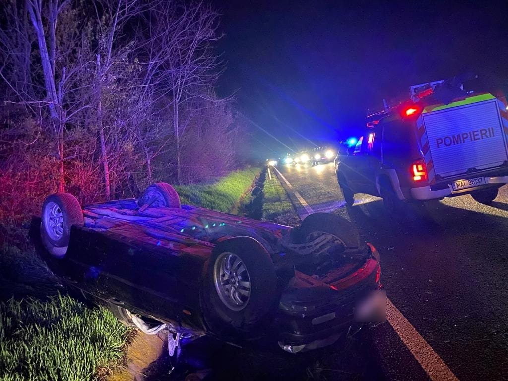 ACCIDENT la Jucu: Mașină cu roțile în sus și victimă cu leziuni la nivelul capului