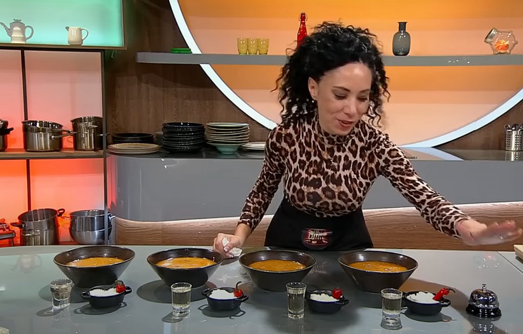 Clujeanca de la "Chefi la Cuțite" a gătit „o ciorbă a bețivanului” şi a luat două cuţite