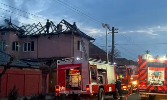 Incendiu puternic la o casă din Gherla! Pompierii s-au luptat cu flăcările mai mult de 2 ore