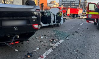 ACCIDENT în Cluj-Napoca / 4 maşini implicate: O maşină de la Poliţia Rutieră, alta cu roţile în sus, alta proiectată în stâlp