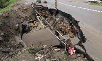 Se surpă drumul de sub cimitirul din Chinteni / "Dacă pleacă drumul cu tot cu locuitorii de pe dreapta, punem lumânările pe cealaltă parte"