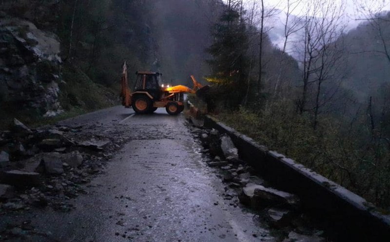 Căderi de pietre pe Transalpina. Traficul a fost închis/ Utilajul DRDP Cluj, avariat de căderile masive de pe versant