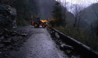 Căderi de pietre pe Transalpina. Traficul a fost închis/ Utilajul DRDP Cluj, avariat de căderile masive de pe versant