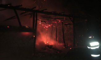 INCENDIU în judeţul Cluj noaptea trecută. Au ars o șură și un adăpost de animale