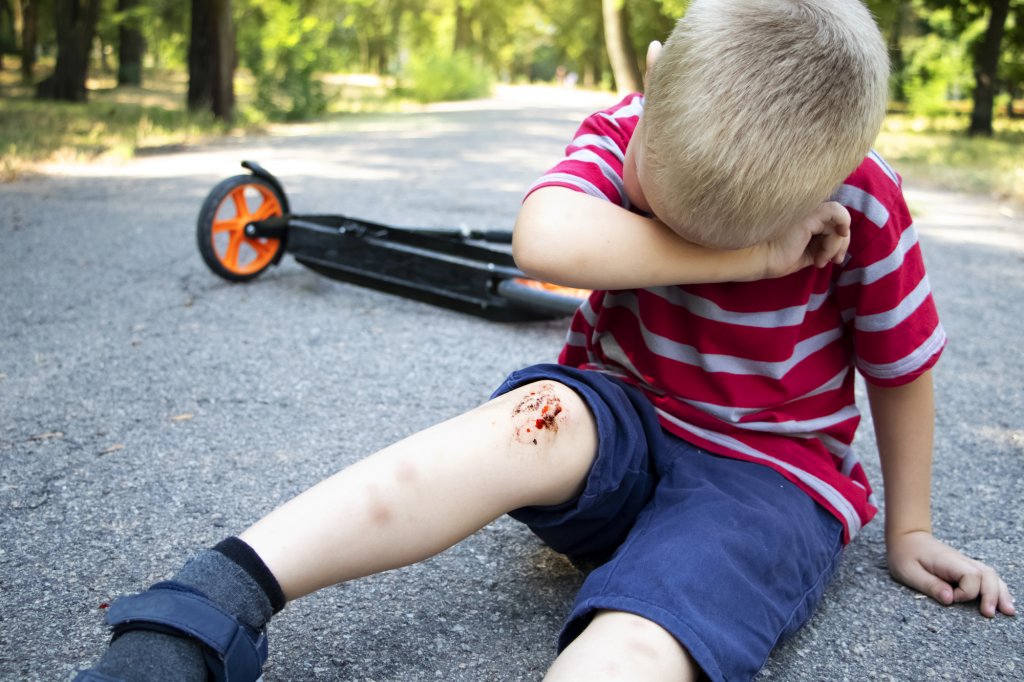 Accident în Câmpia Turzii. Un copil a căzut cu trotineta