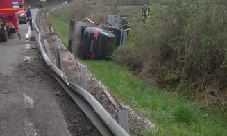 Accident pe drumul Cluj-Oradea. O platformă s-a răsturnat cu tot cu mașina pe care o transporta