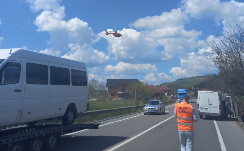 Un biciclist a MURIT după ce a fost lovit de o autoutilitară pe drumul Cluj-Oradea. A intervenit elicopterul SMURD