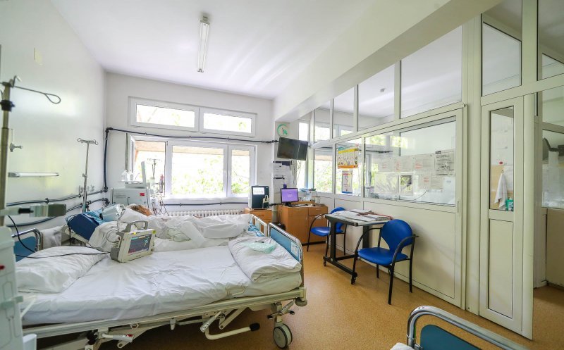 Degajări de fum la un spital din județul Cluj. O saltea a luat foc în salon