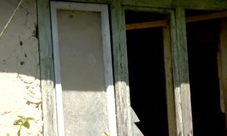ȘOCANT în România: Și-a ținut în lanțuri propria fiică. Fata, găsită în mizerie, cu necroze, răni purulente şi urme de fecale