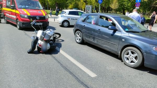 Accident grav la Cluj între o motocicletă și o mașină. O femeie a fost dusă la spital de urgență