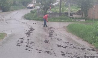 Un primar din Cluj a trecut la munca de jos! A pus mâna pe lopată și a curățat drumul comunei