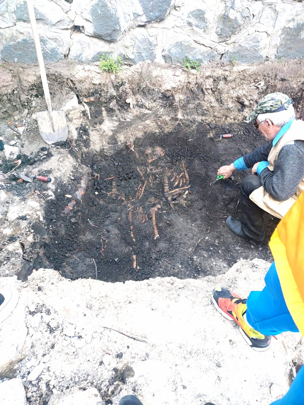 Schelete umane, descoperite în centrul oraşului Turda. Par îmbrățișate