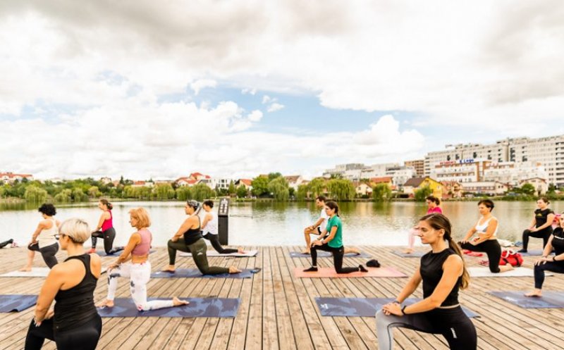Wanderlust 108, la Iulius Mall Cluj: sesiuni de yoga în aer liber alături de profesori recunoscuți la nivel mondial