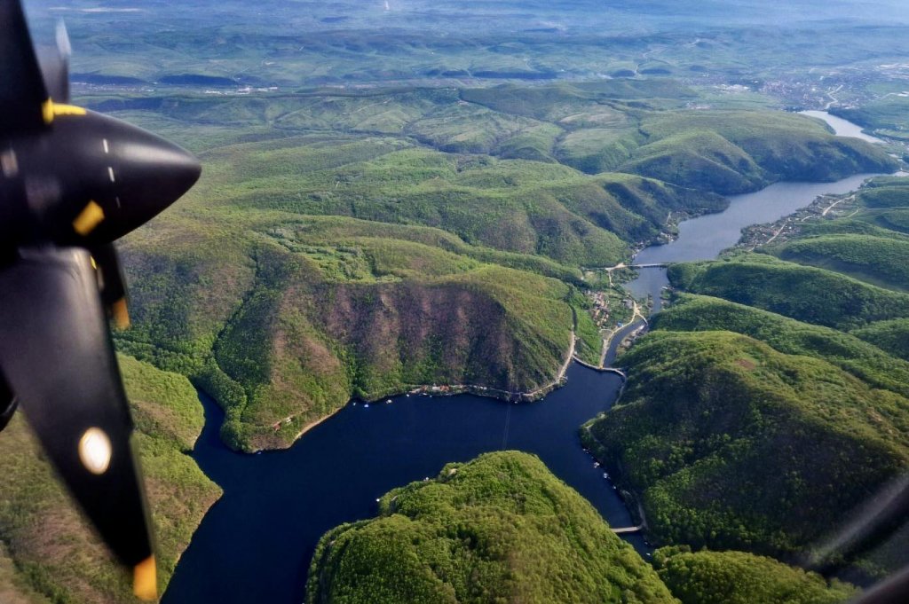 Imagini care îți taie respirația! Cum se văd din avion Lacul și barajul de la Tarnița